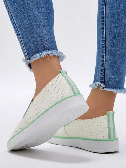 Royalfashion Жіночі перфоровані туфлі на гумці Kassias