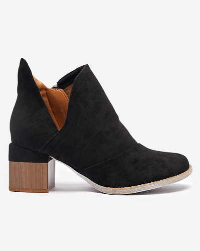 Schwarze isolierte Damenstiefel auf einem braunen Karela-Pfosten - Schuhe