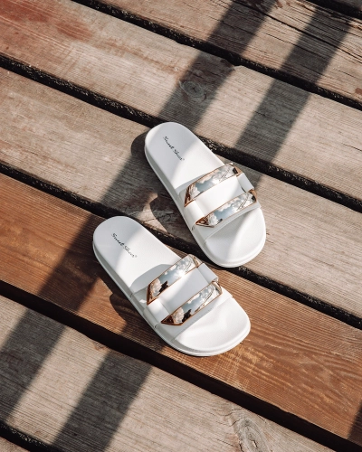 Weiße Damenhausschuhe mit goldenem Serina-Ornament - Schuhe