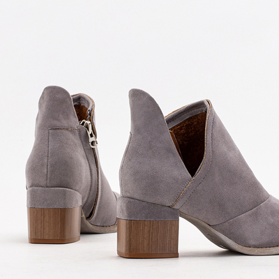 Graue isolierte Damenstiefel am Karela Pfosten - Schuhe