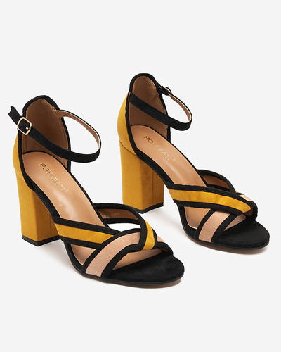 Senffarbene Damensandalen auf einem Pfosten Usuhi - Footwear