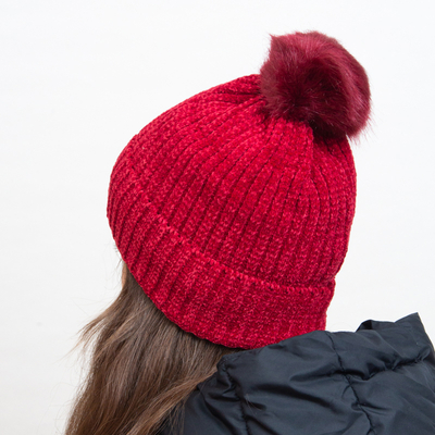 Isolierte kastanienbraune Mütze mit weißen Streifen und Bommel - Accessoires