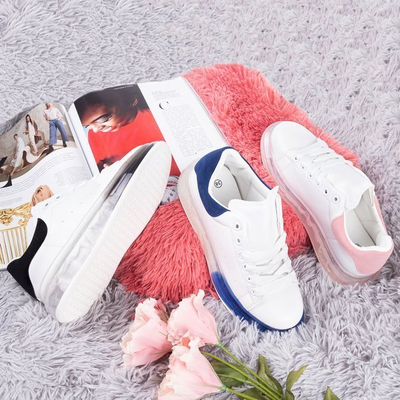 Weiße und blaue Turnschuhe mit dickerer Judite-Sohle - Schuhe