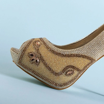 OUTLET Gold Damenpumps mit Maniza-Dekorationen - Schuhe