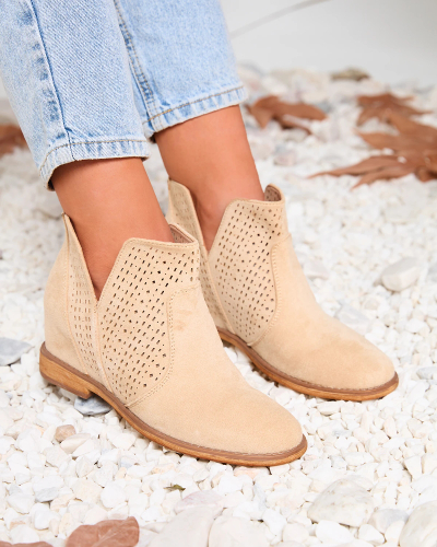 Beige Stiefel auf einem Cowboy mit Keilabsatz im Innenbereich Besis - Footwear 1