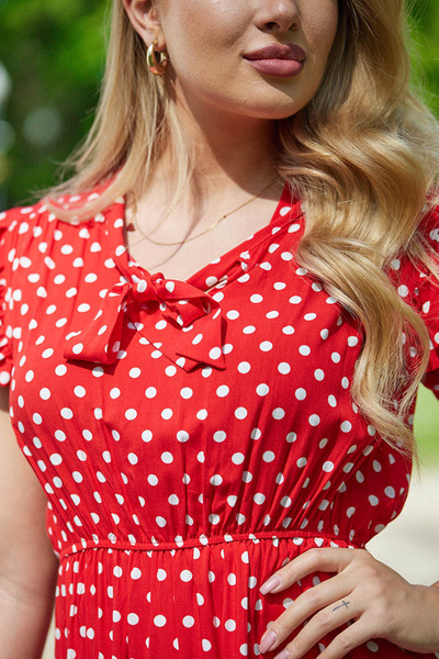 Rotes Damenkleid mit gebundenem Punktausschnitt - Bekleidung