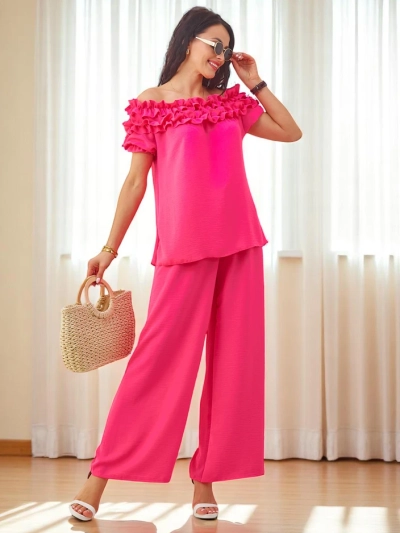 Royalfashion Damen-Set mit einer schulterfreien Bluse mit kurzen Ärmeln und einem dekorativen Ausschnitt sowie weit ausgestellten Hosen