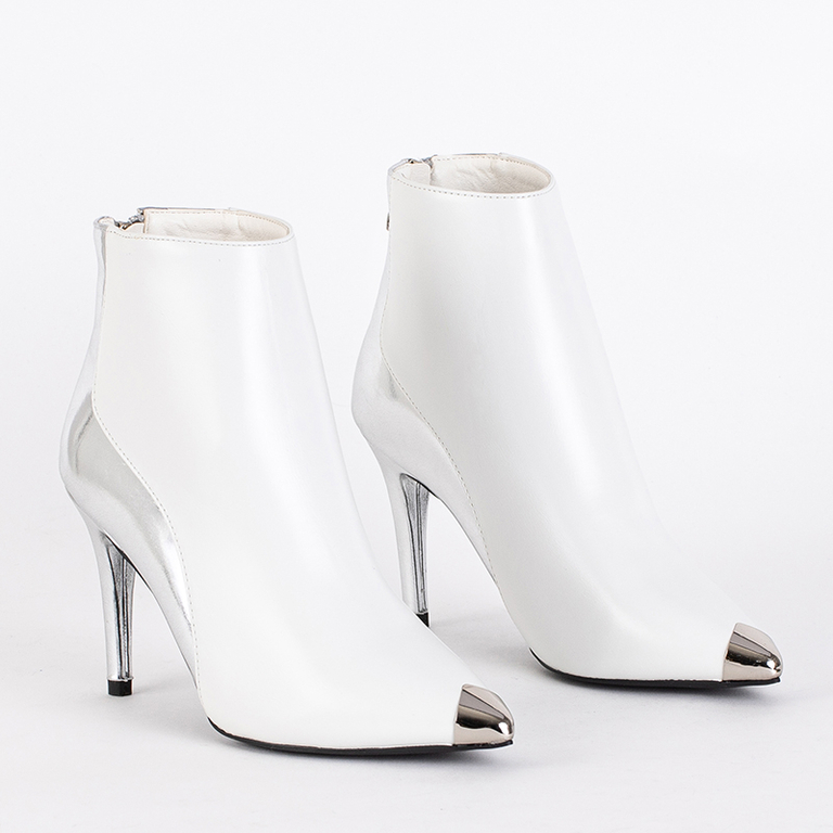 Weiße und silberne Stiefel auf einem Pritti-Absatz - Schuhe