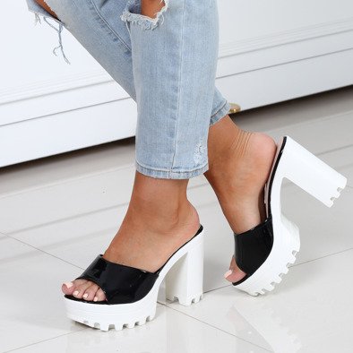 Czarne klapki na słupku- Obuwie