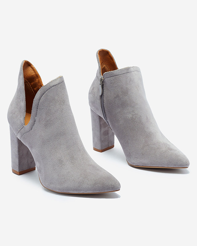 Graue Stiefel mit Schnitt von Alania - Schuhe