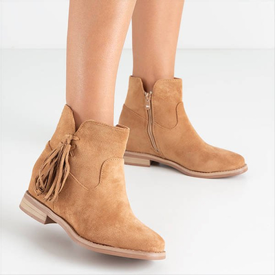 Hellbraune Damenstiefel auf einem Innenkeil Drezden - Schuhe