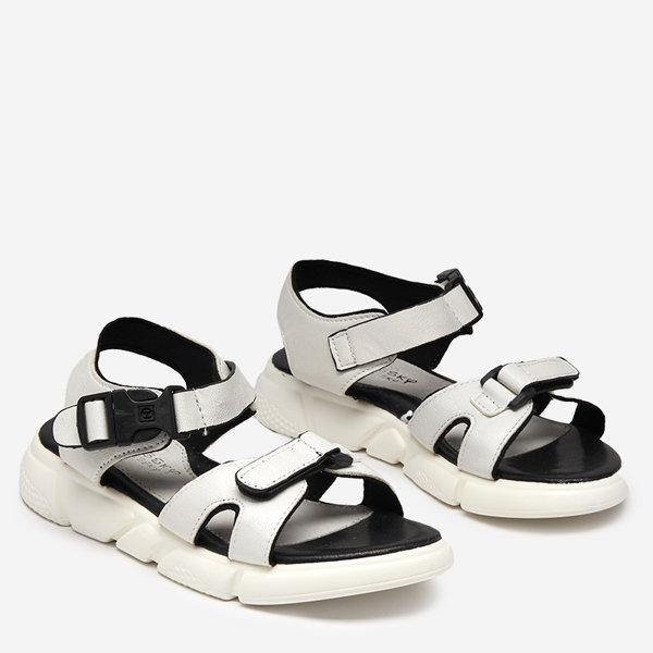 Glänzende Kindersandalen in weißen Leepe-Shoes