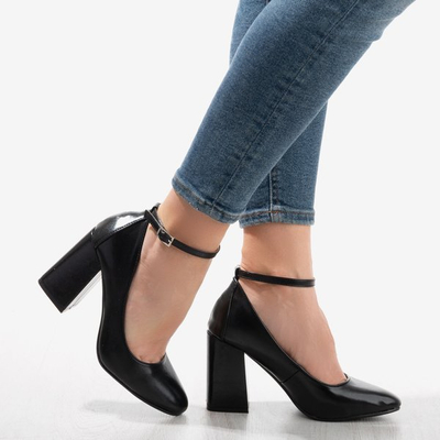 Mattlose schwarze Pumps auf dem höheren Pfosten - Schuhe