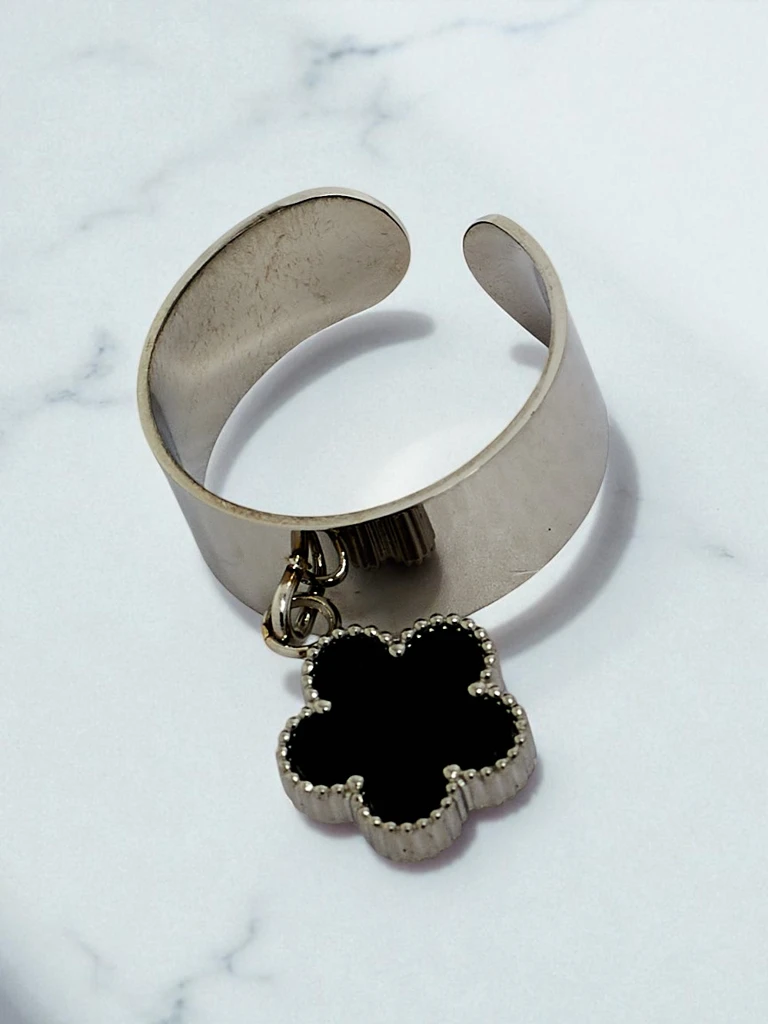 Dolce Vita Armreif-Armband mit dekorativen Charms