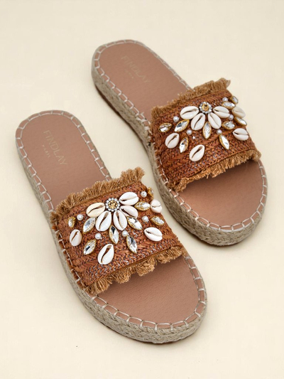 Royalfashion Callista Boho Camel Sandalen auf flacher Plattform mit Muscheln