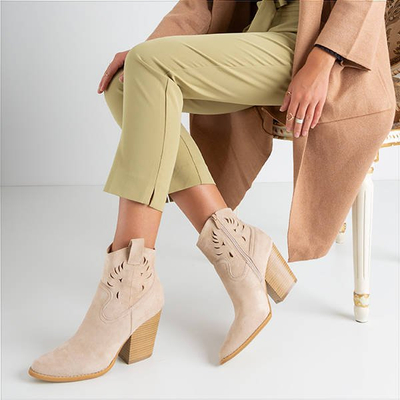 Beigefarbene Cowboystiefel auf der Belieu-Post - Schuhe