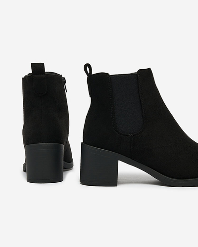 Royalfashion Schwarzer Damenstiefel aus Öko-Wildleder auf einem Pfosten Nanhelyna