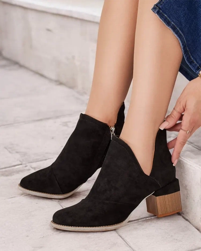 Schwarze isolierte Damenstiefel auf einem braunen Karela-Pfosten - Schuhe