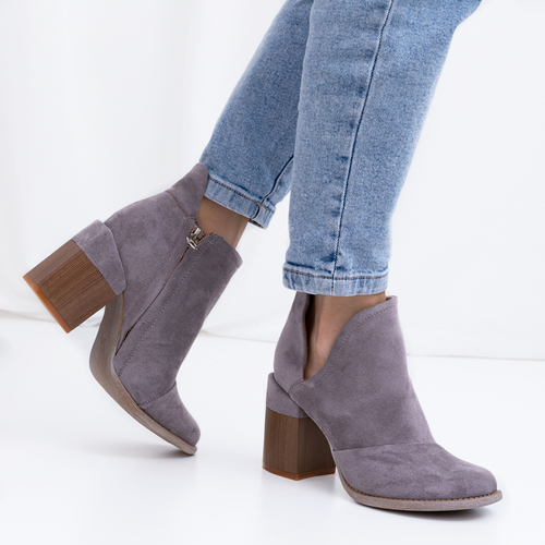 Сірі жіночі ботильйони з вирізами Plinara