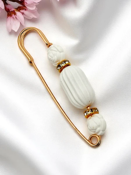 Dekorative Damenbrosche mit kleinen Rosen Rose Charm