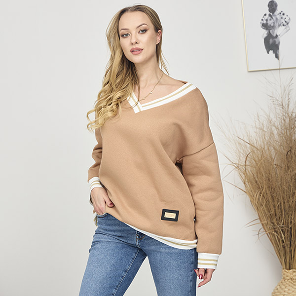 Isoliertes Damen-Sweatshirt in Hellbraun- Kleidung
