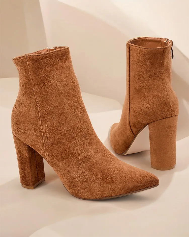 Damen-Stiefeletten von Royalfashion mit Stiletto-Absatz.
Stiefeletten für Frauen mit Stiletto-Absatz. Schuhe aus wildlederähnlichem Kunstleder, das sich perfekt an die Form des Fußes anpasst. Das Modell hat eine Stoffeinlage. Tragen Sie sie für Herbst-St