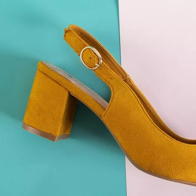 OUTLET Senffarbene Damensandalen auf dem Siofra-Pfosten - Schuhe
