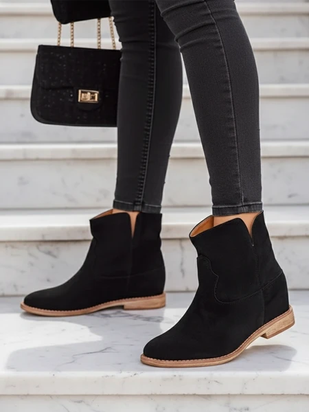 Kuhfashion Cowboy-Stiefel auf einem überzogenen Keilabsatz Blueston