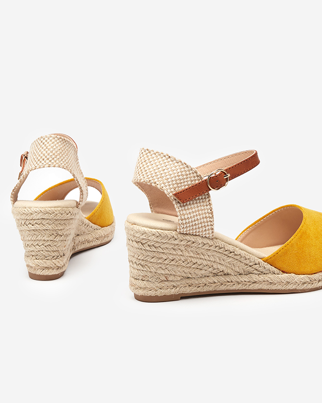 OUTLET Gelbe Damensandalen a'la Espadrilles auf Keilabsatz Nexi - Schuhe