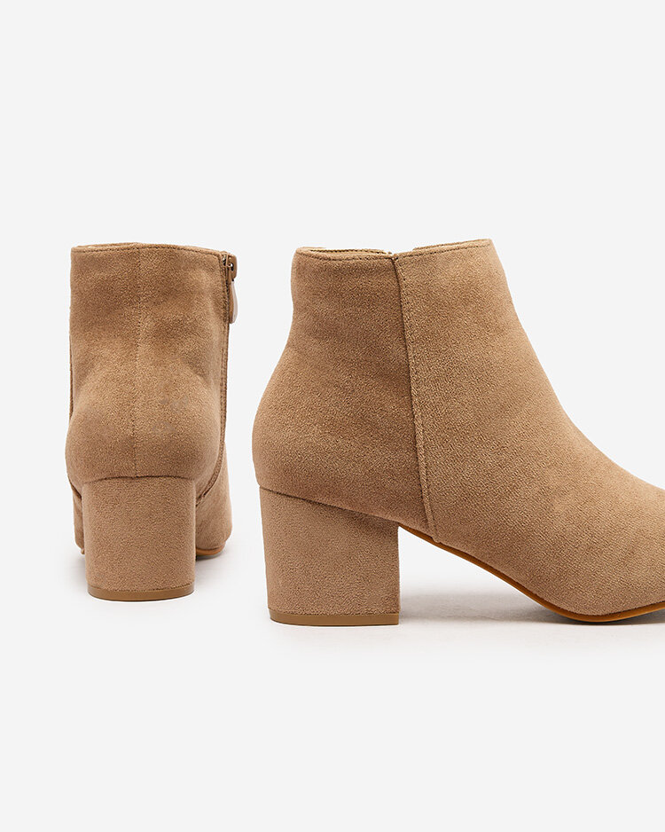 Royalfashion Hellbraune Damenstiefel mit niedrigem Stiletto Referra