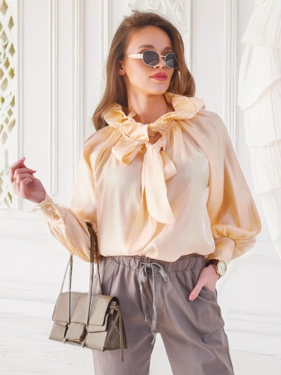 Royalfashion Glänzende Damenbluse mit dekorativem Kragen