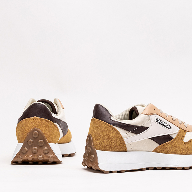 Tragen Sie braune Sportschuhe für Damen - Schuhe