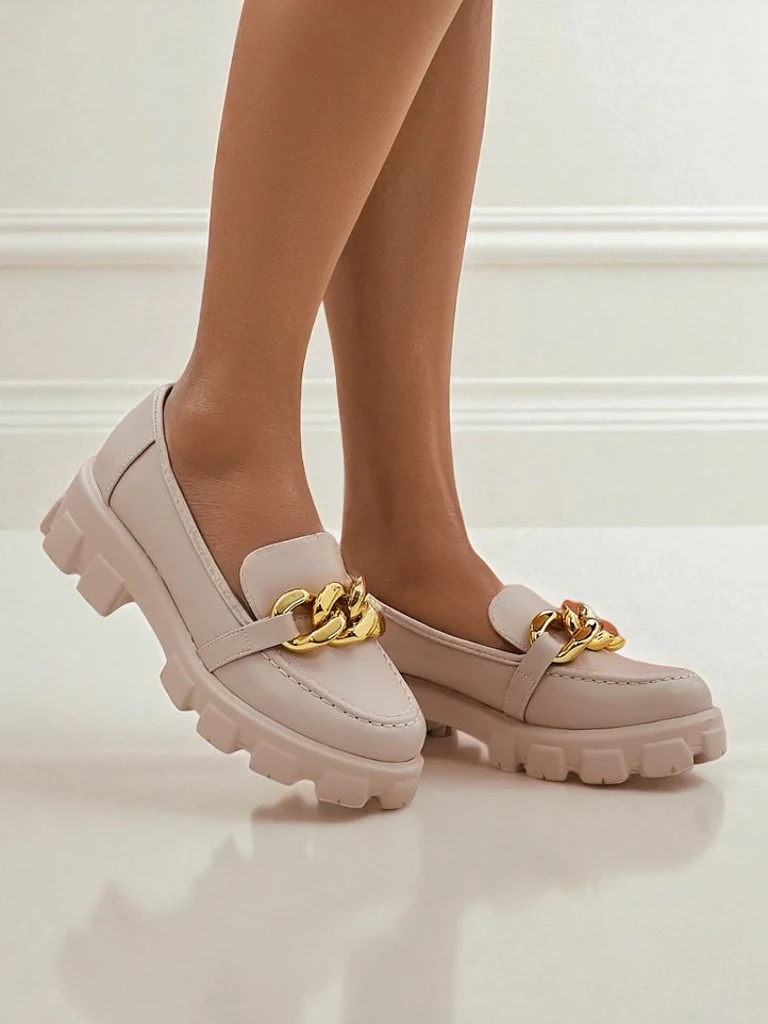 Damen Loafers beige Callista mit Kette, flacher Absatz, Öko-Leder