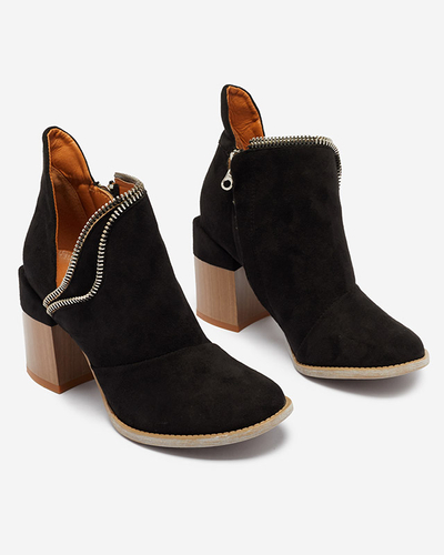 Schwarze isolierte Damenstiefel auf einem Pfosten Mukis - Footwear