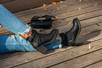 Schwarze Stiefel auf dem Pfosten von Jorgina - Schuhe