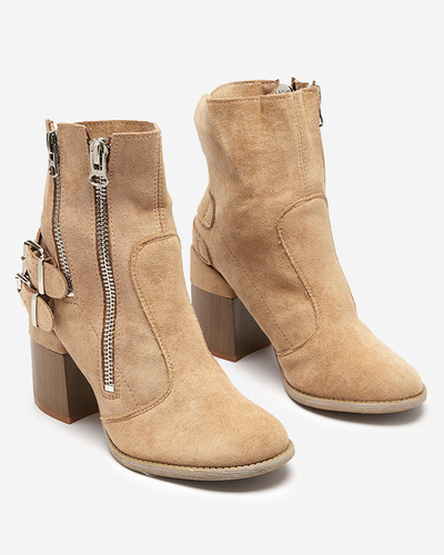 Hellbraune Damenstiefel auf der Post Ferrgo- Footwear