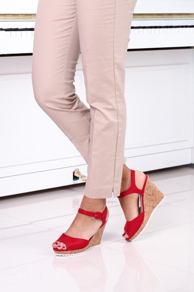 Czerwone sandałki na koturnie - Obuwie