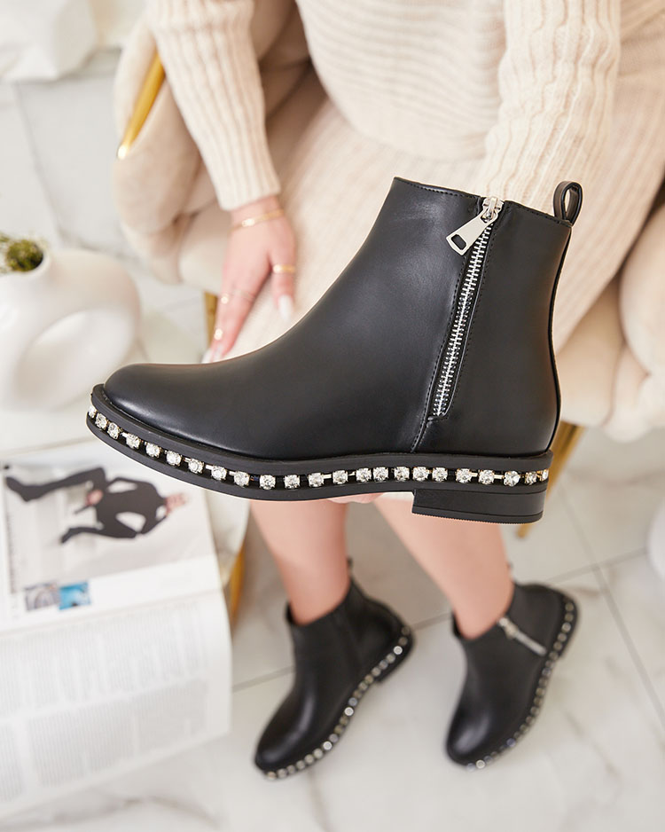 Royalfashion Schwarze Damenstiefel mit flachem Absatz und Zirkonen Wiskuni