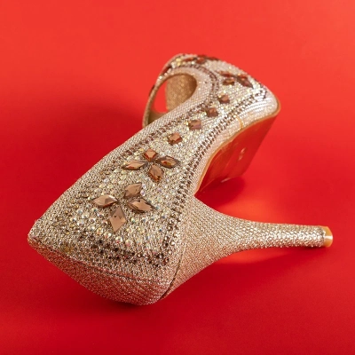 OUTLET Goldene Damenpumps auf Stöckelabsatz mit Dekorationen von Polinari - Footwear