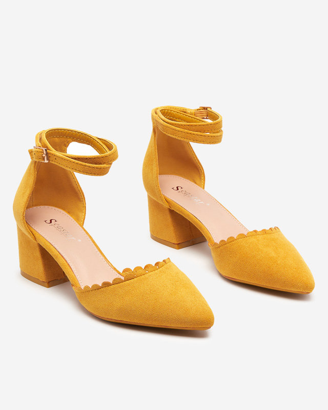 OUTLET Senffarbene Öko-Wildleder-Damensandalen auf der Ametis-Post - Schuhe