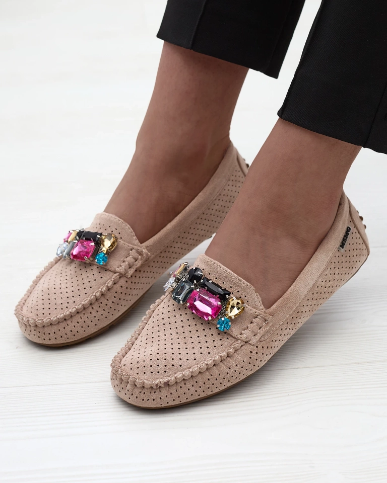 Hellbraune durchbrochene Damen Mokassins mit bunter Dekoration Aqitic - Schuhe