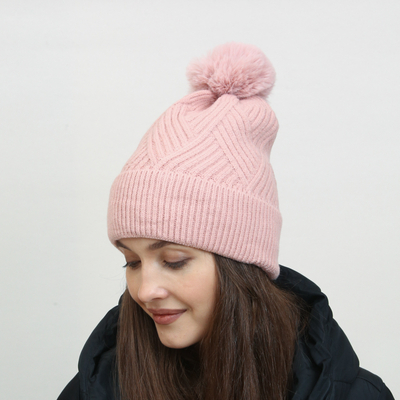 Rosa isolierte Damenmütze mit Bommel - Accessoires