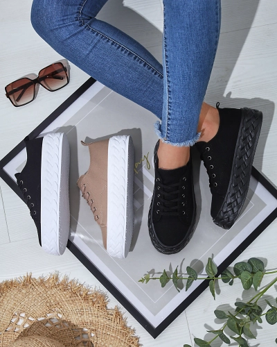 Schwarze Sport-Sneakers auf einem Plateau Saddol- Footwear