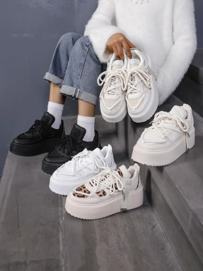 Royalfashion Sport-Sneaker für Damen auf einer Plattform Aeroll