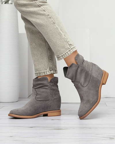 Graue Stiefel a'la Cowboystiefel auf einem bedeckten Keil Terband - Schuhe