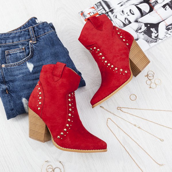 Rote Cowboystiefel auf einem hohen Gana-Pfosten - Schuhe