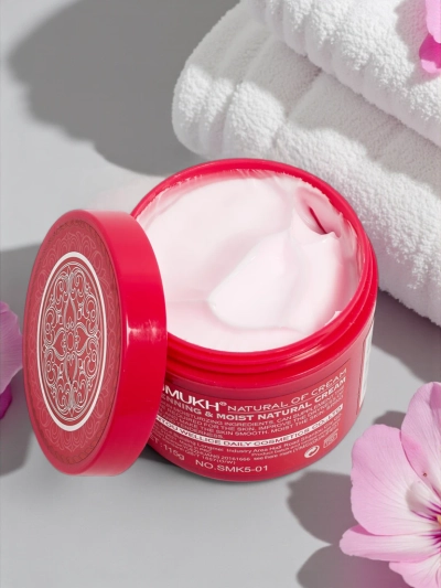 Gesichts- und Halscreme mit Aufhellungs- und Feuchtigkeitseffekt Deep Pink