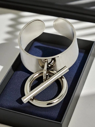 Dolce Vita Armreif-Armband mit dekorativen Charms