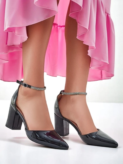 Royalfashion Damenschuhe aus Lackleder mit einem mit Strass verzierten Riemen Furoni