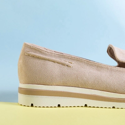 OUTLET Beige Mokassins für Damen auf einem niedrigen Keil Dardariel - Schuhe